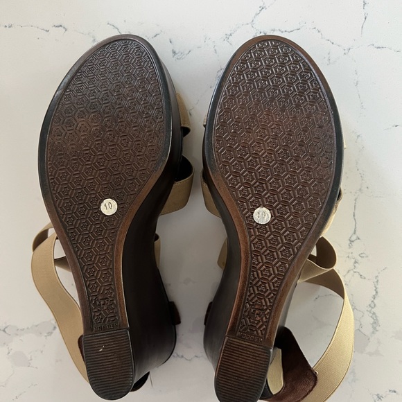 Barley used wedges. Soft heel very comfortable. Size 10 true to fit. - Picture 4 of 5